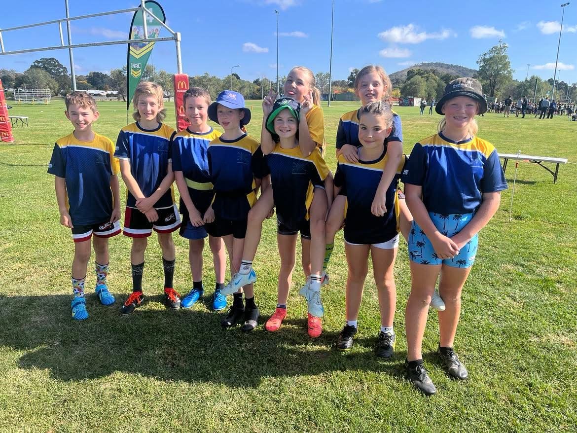 Gala Day Photo of nine students in Theodore Primary Sports Jerseys and Oztag shorts